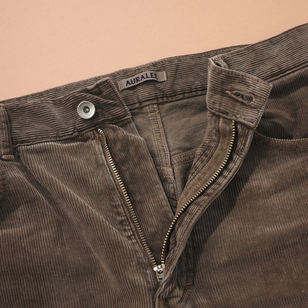 これがブラウンの正解!? とにかくモダンで上品な「オーラリー」の