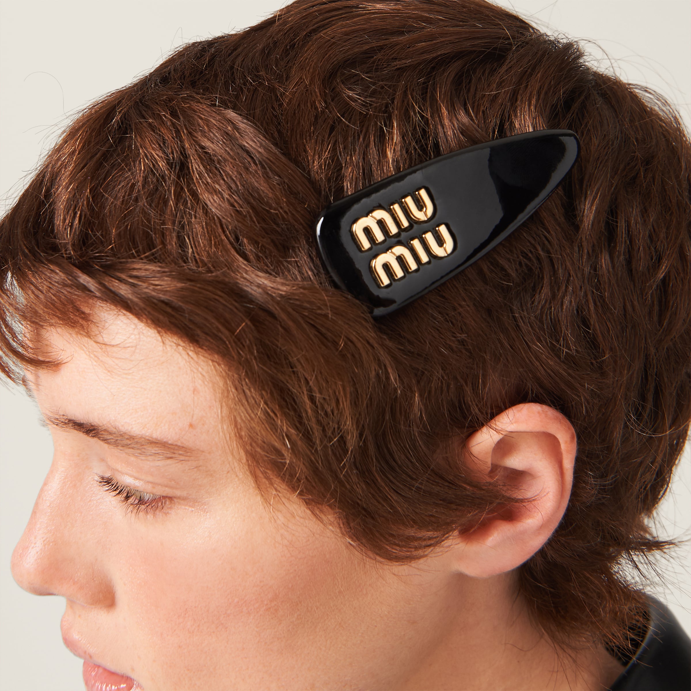 ブラック パテントレザー ヘアクリップ | Miu Miu