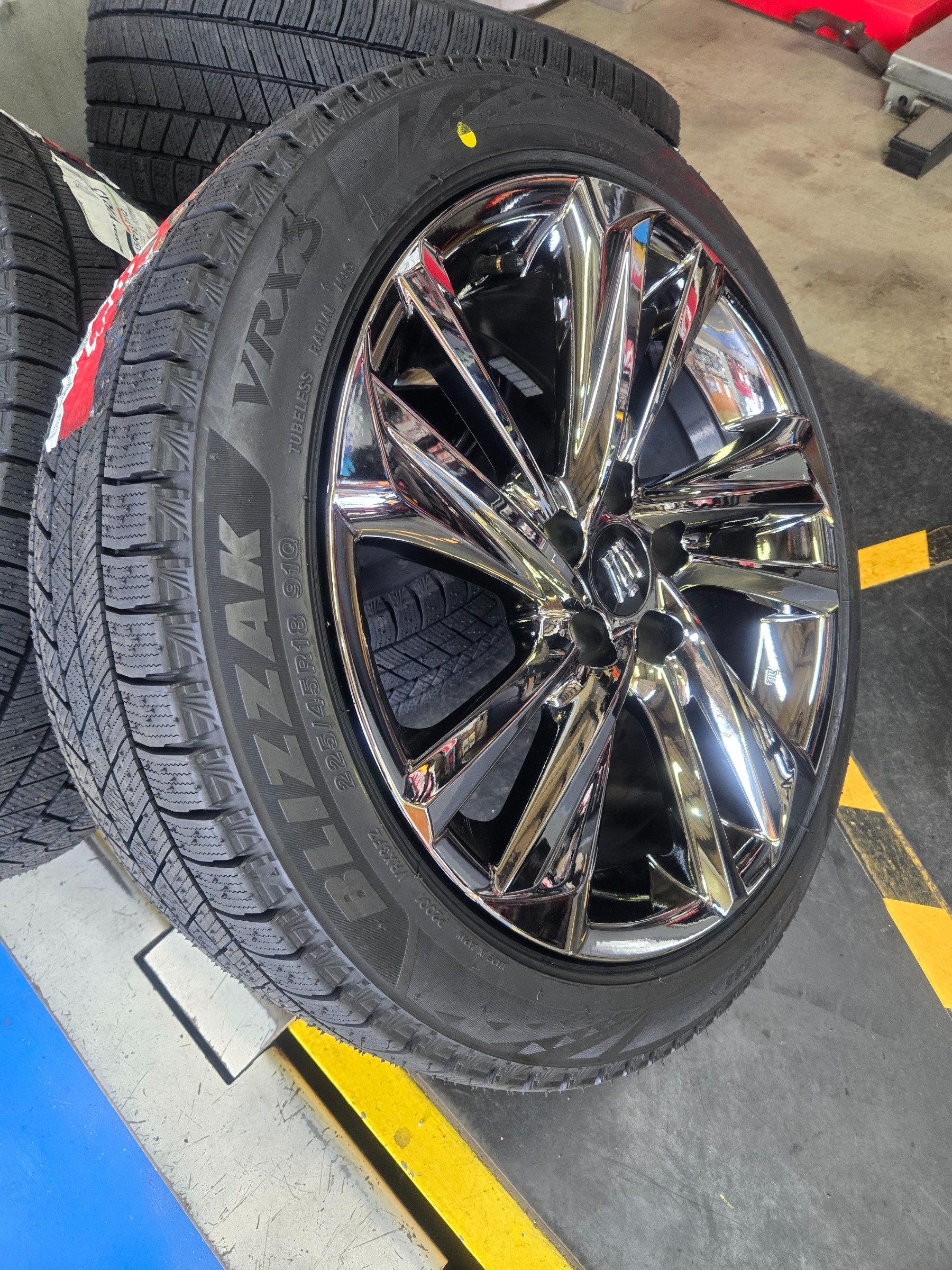 クラウンRS純正ホイールに、スタッドレスタイヤVRX3組みますヾ