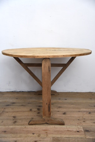 上品な風合いのラウンドワインテーブル