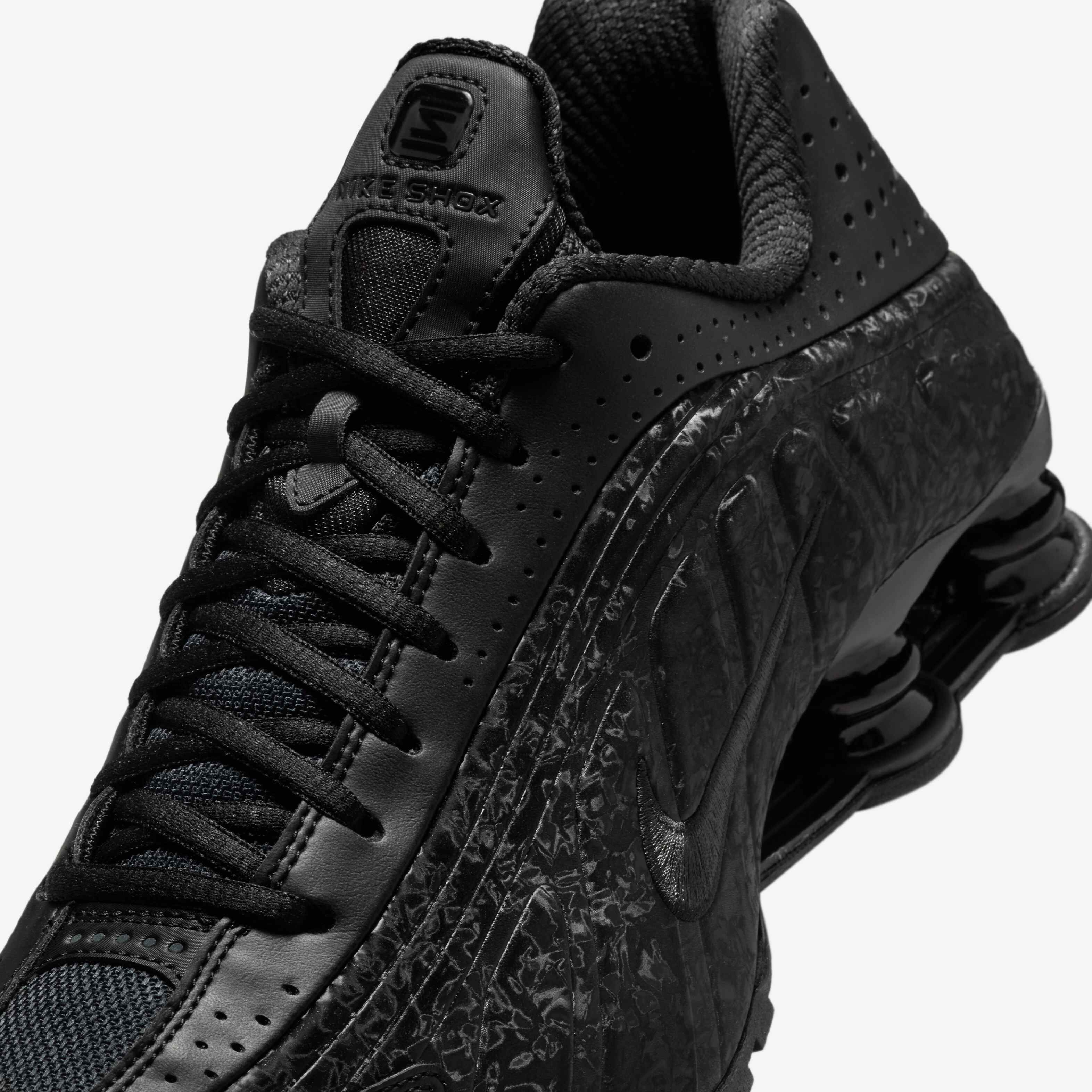 Buy Nike Shox R4 Women's Shoes - Black/Dark Smoke Grey @ Nike Saudi