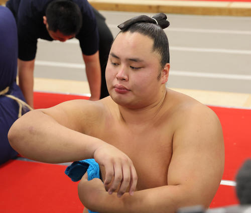 琴勝峰「どんどん行こうと」生命線の左上手で横綱大の里投げた！「大関