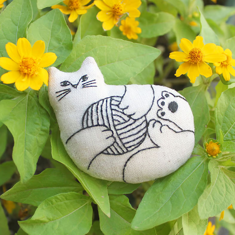 PHC-126-1 刺しゅうキット nekogao 刺繍ブローチ へそ天 キナリ (個