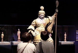 法隆寺の観音菩薩立像（夢違観音）。悪い夢を良い夢に変えてくれる