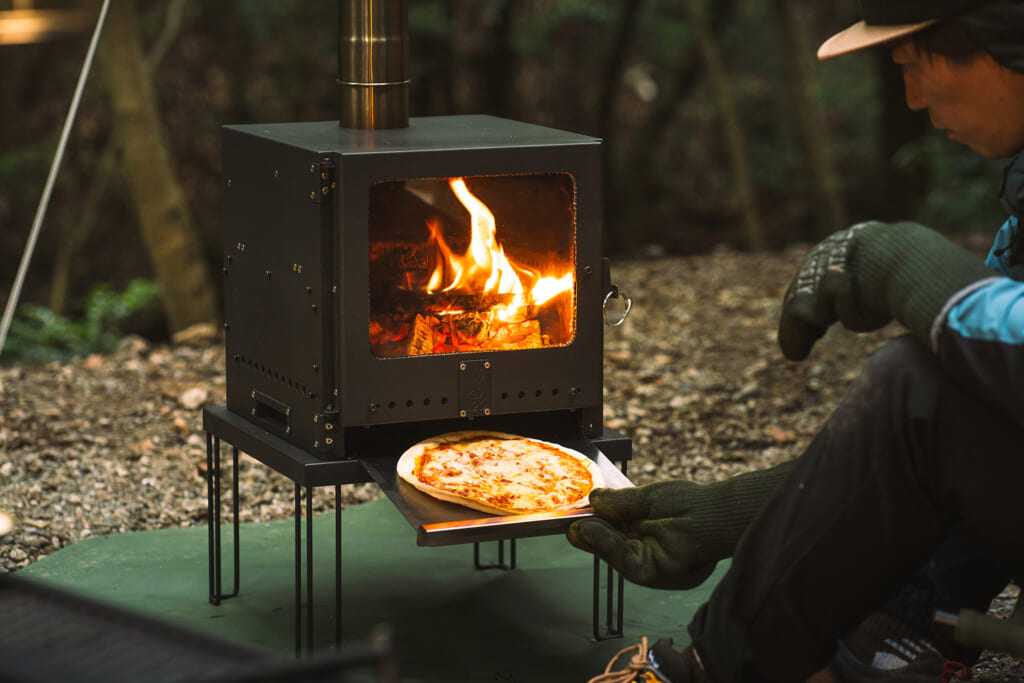 3カ所で同時調理できる優れモノ！ アウトドアで手軽にピザを作れる「薪