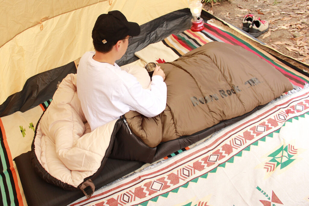 まるで自宅の布団」の寝心地！ Bears Rockキングサイズ寝袋に新色モス