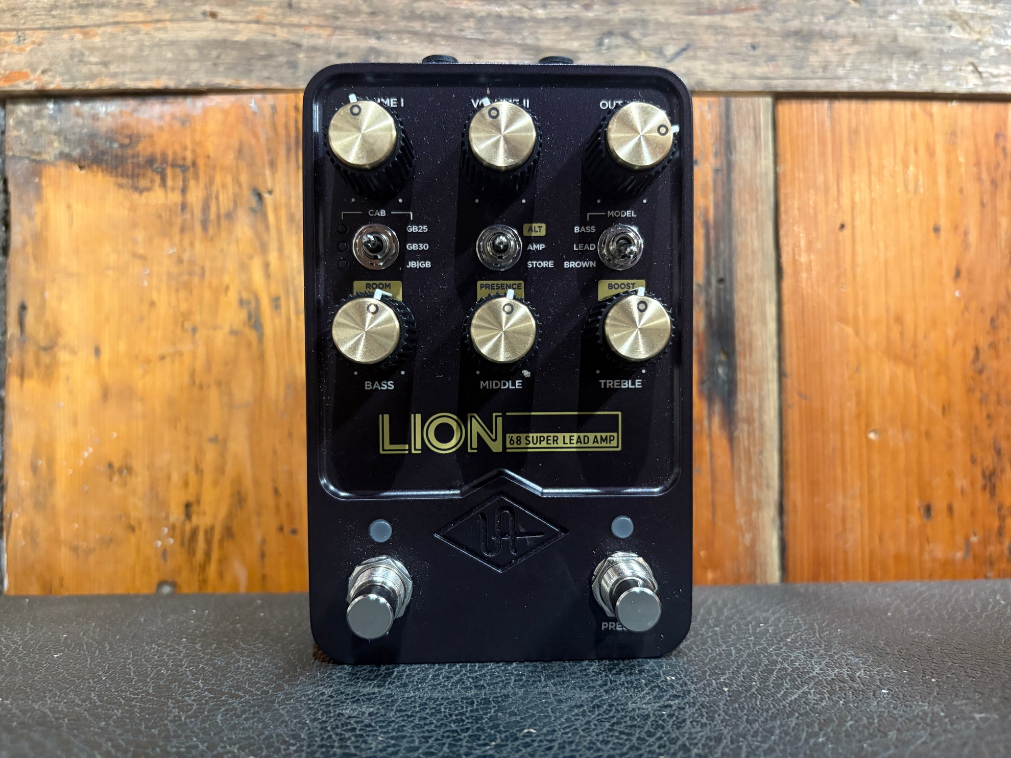 Universal Audio UAFX Lion 68 Super Lead Amp - Some Neck Guitars