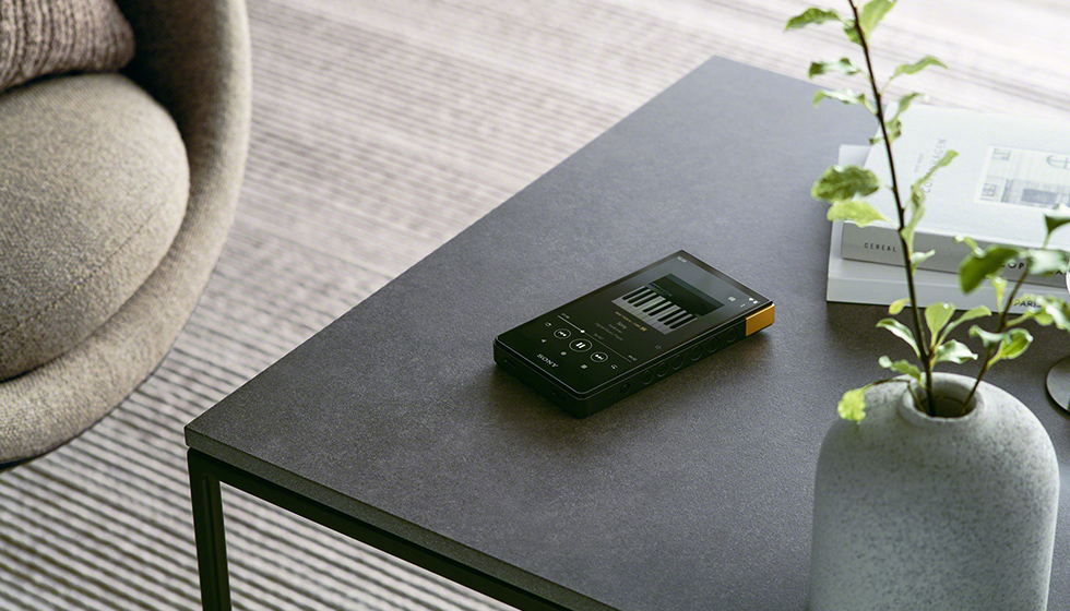 長時間再生、ストリーミング対応、大画面をスリムボディに凝縮