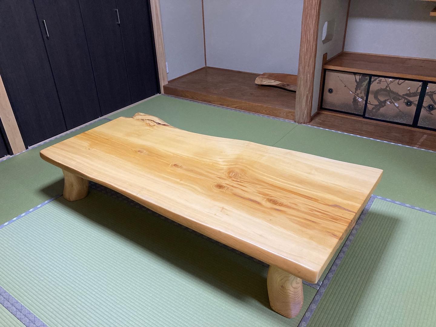 カヤ一枚板座卓(鳥羽市I様邸) | 無垢一枚板テーブルの坂谷木工 『木好
