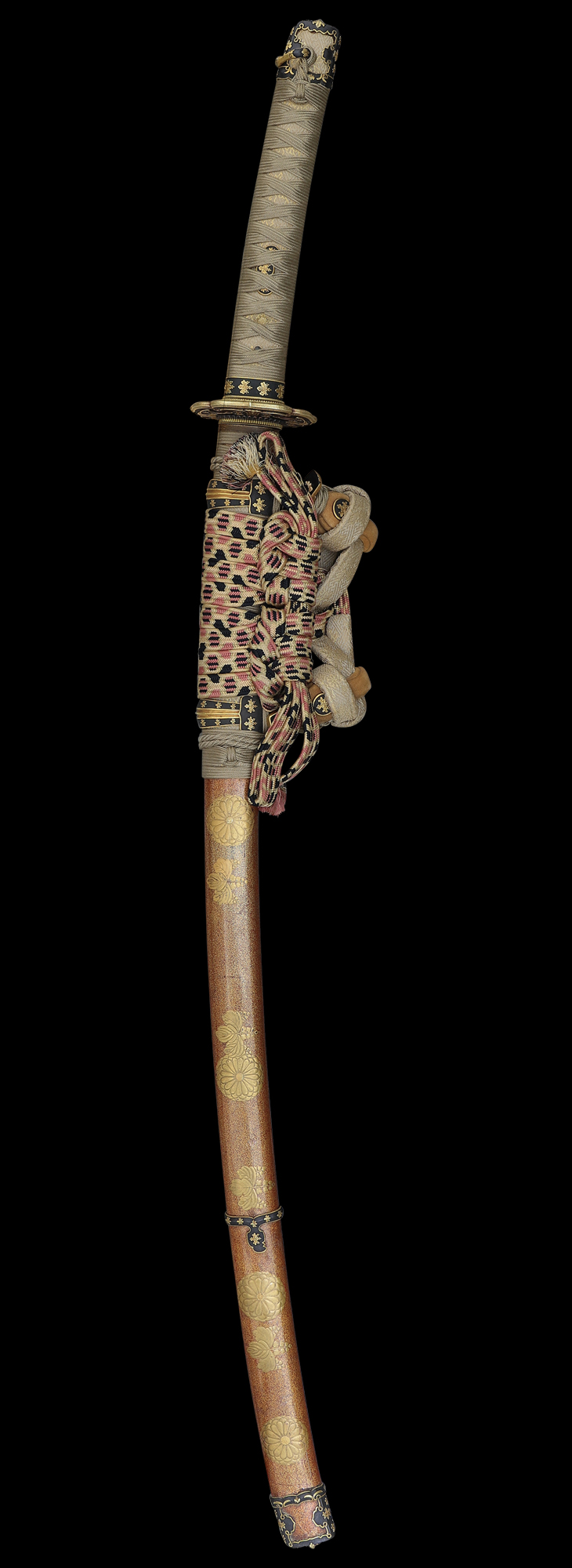 太刀拵え 金梨子地菊桐紋散金蒔絵鞘糸巻太刀拵