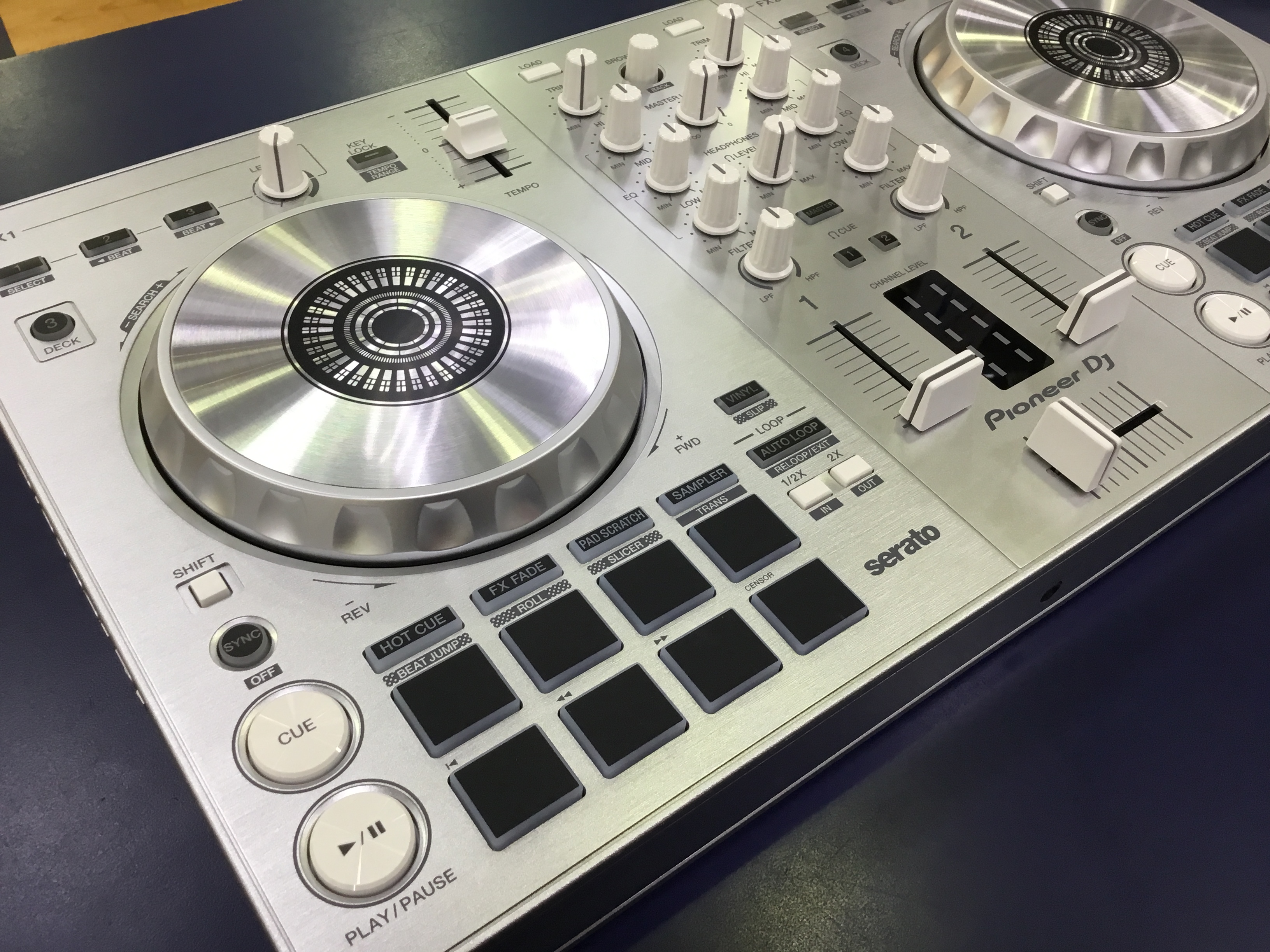 DJ】PioneerDJ / DDJ-SB3限定カラーのシルバー入荷しました！｜島村