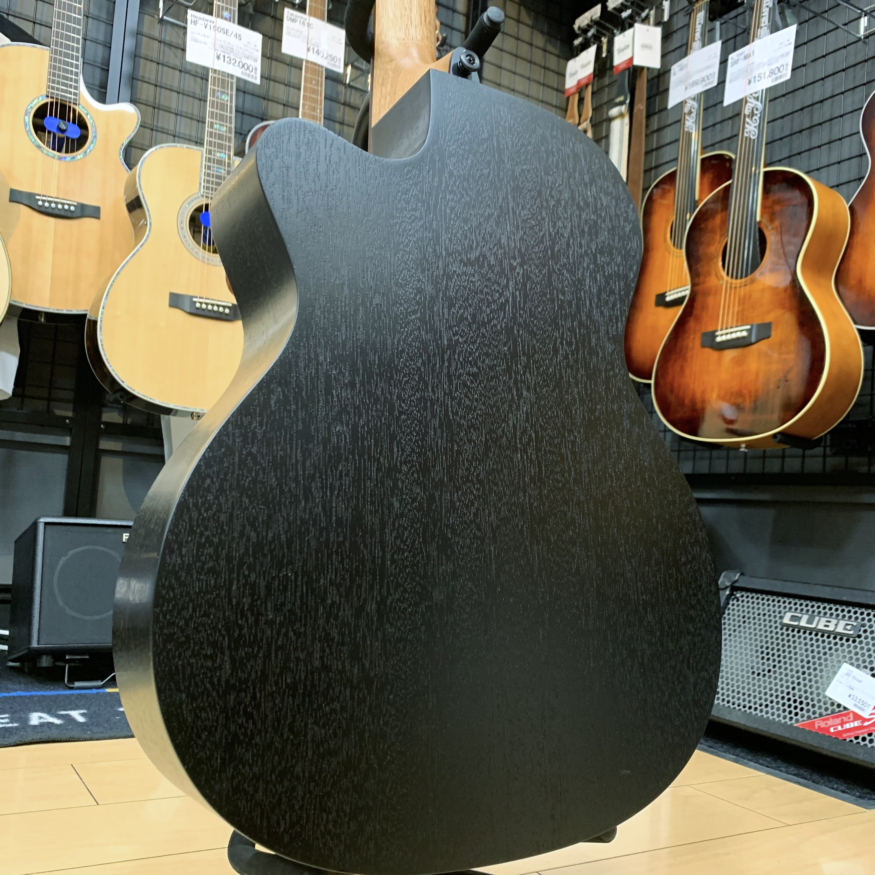 フランスのお洒落なアコースティックギターブランド『LAG Guitars