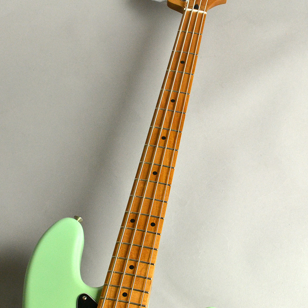 Fender「Deluxe Active JazzBass」のメイプルネックモディファイモデル
