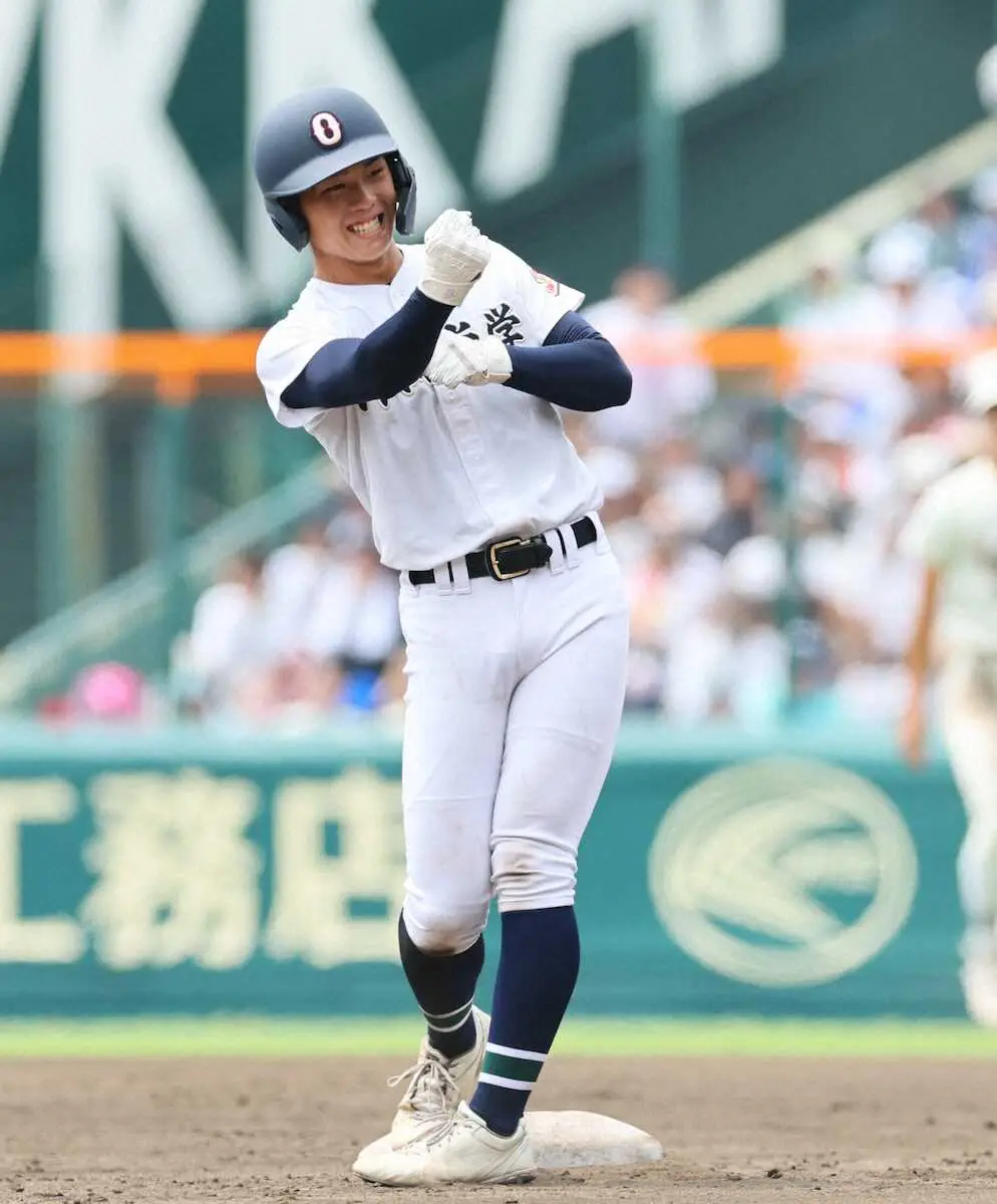 8回、適時二塁打を放ちガッツポーズする沖縄尚学・宜野座（撮影・五島