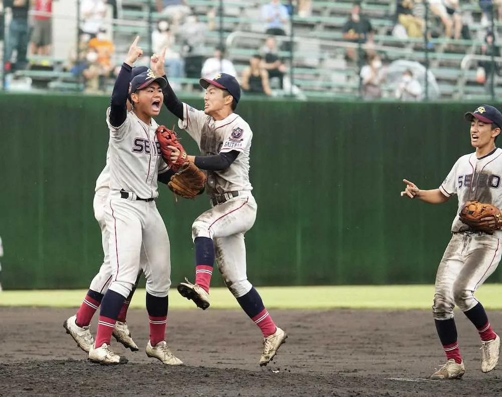 埼玉大会決勝 浦和学院・聖望学園＞完封で甲子園出場を決めた岡部（左