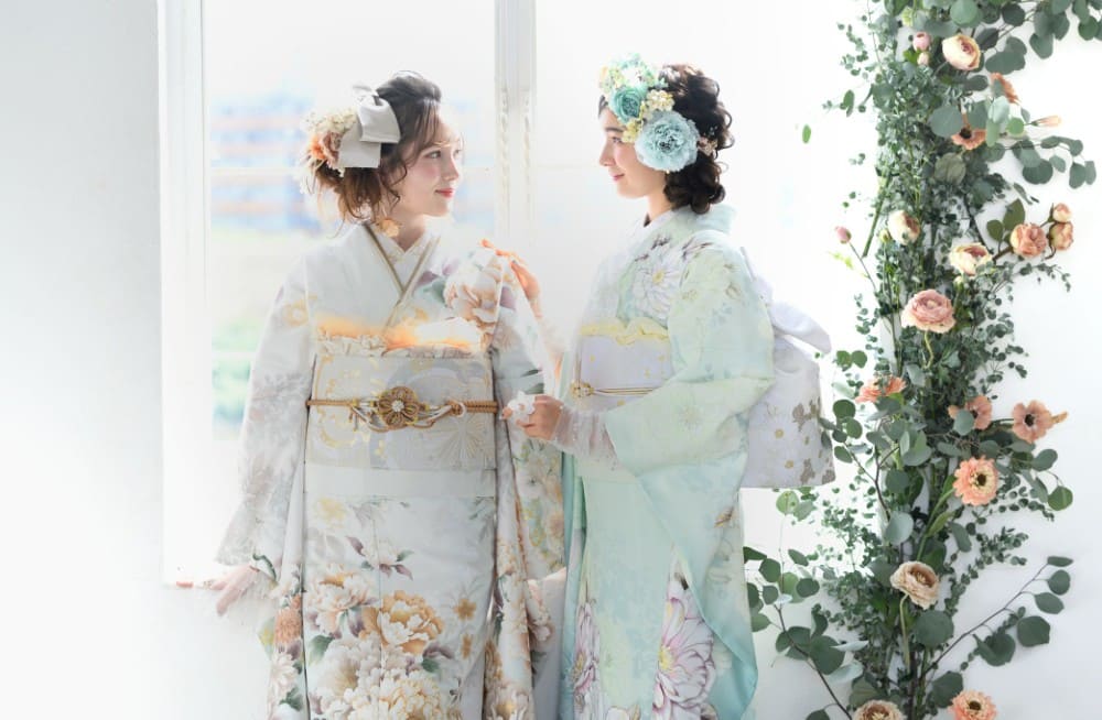 最新の大人かわいい振袖コーデは、トレンドの「くすみカラー」で決まり