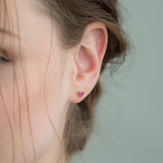 MYSTERIOUS HEART RUBY PIERCED EARRINGS(2ZP1419)K18 ピアス｜スター