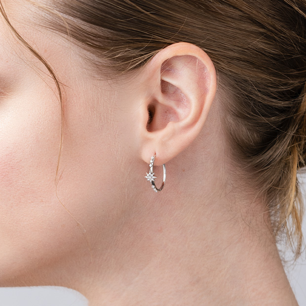 CROSSING STAR HOOP PIERCED EARRINGS(1XP0420)Pt950 ピアス｜スター