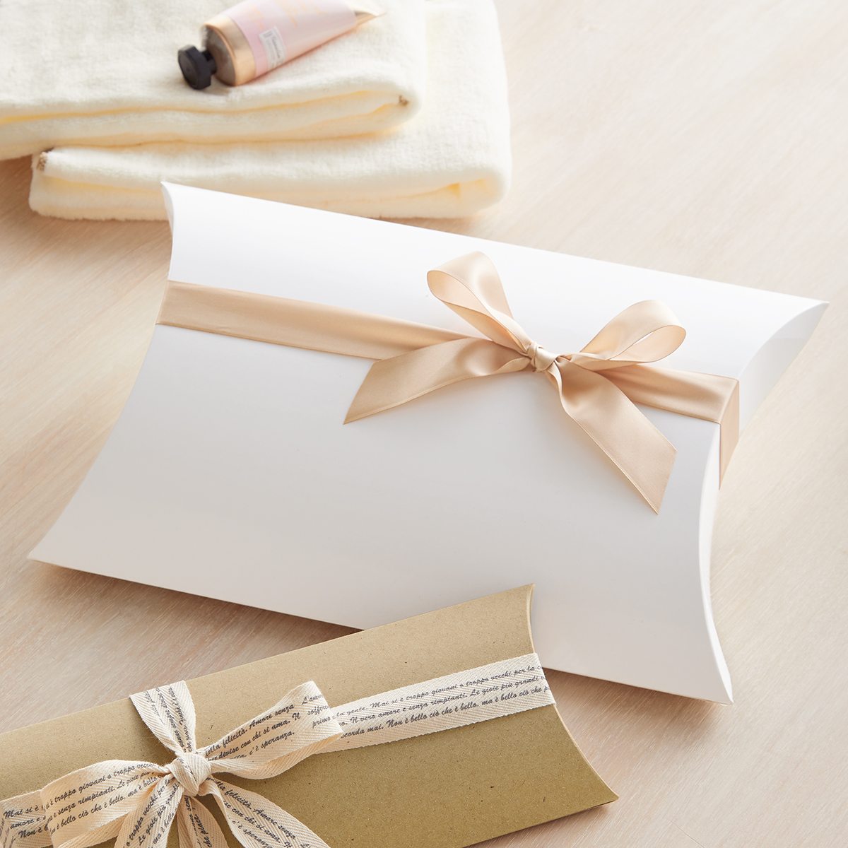 ピロー型ギフトボックス ホワイト 10[7.5]×7.5×2.5cm