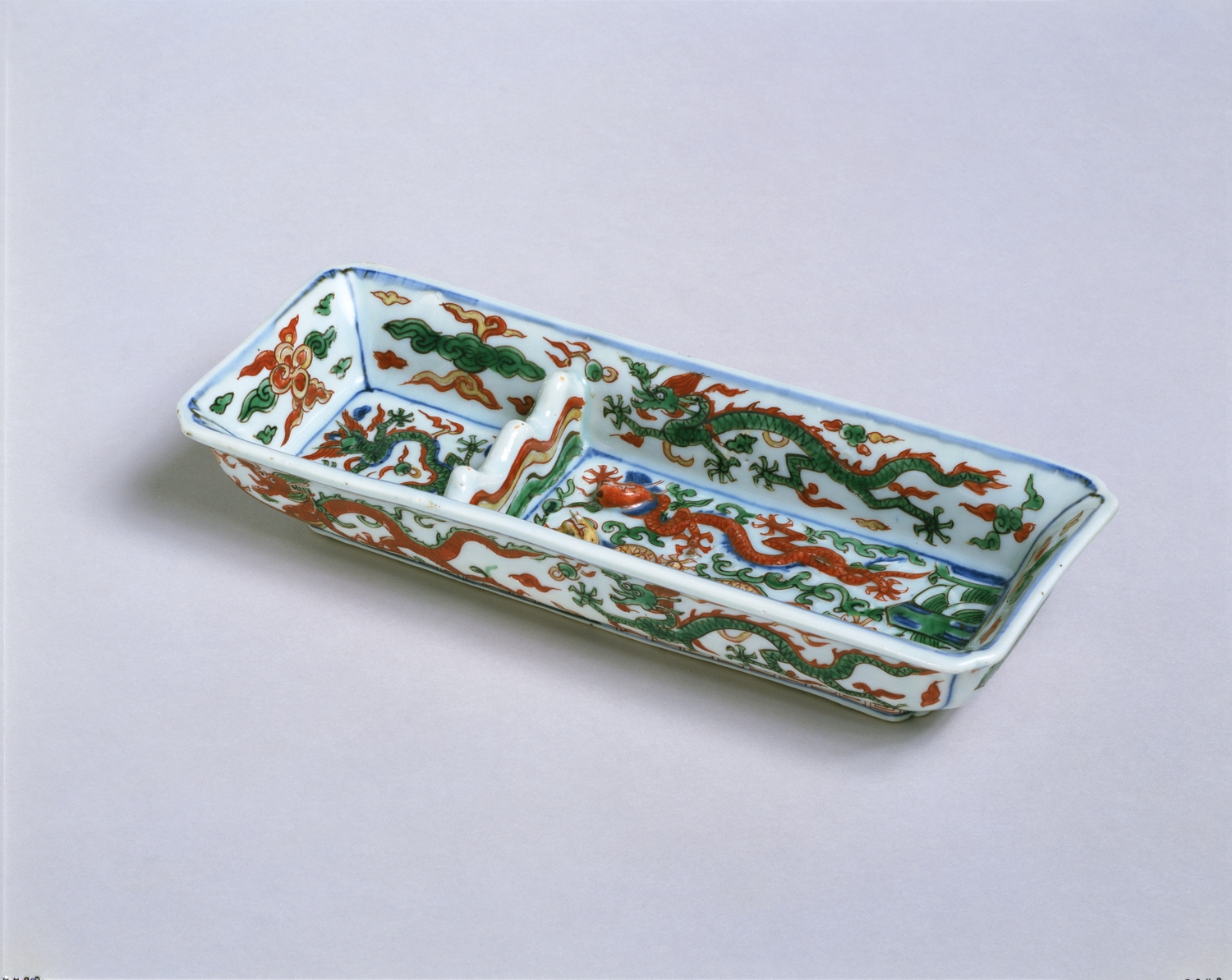 五彩龍文筆皿 「大明萬暦年製」銘 | コレクション | ポーラ美術館