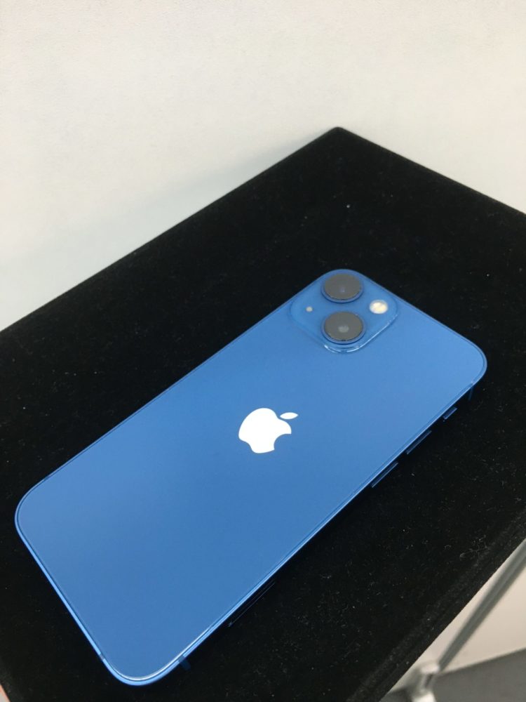 アウトカメラに塗装剥がれがあるiPhone 13 mini 128GB ブルーの買取