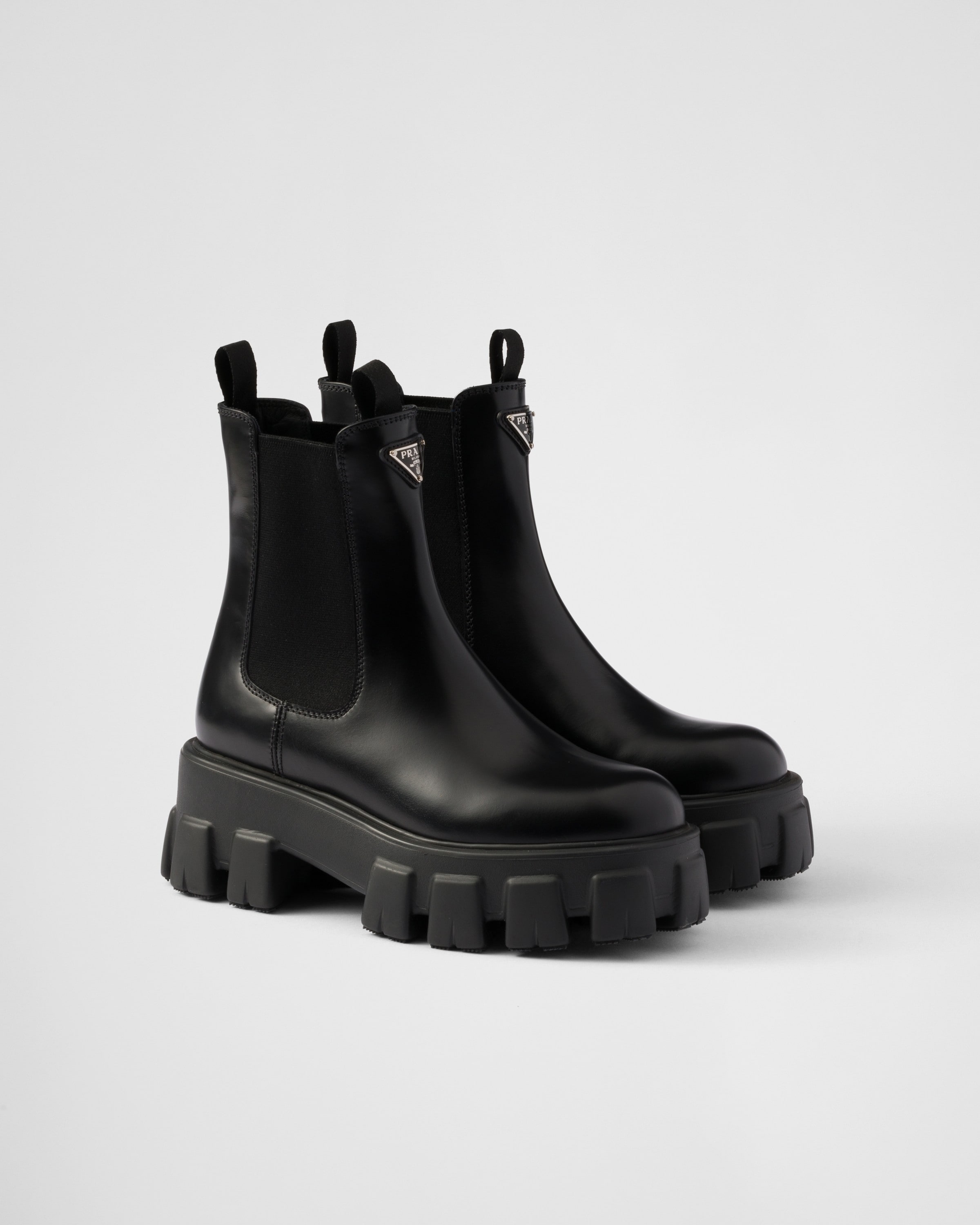 ブラック プラダ モノリス ブラッシュドレザー チェルシーブーツ | PRADA