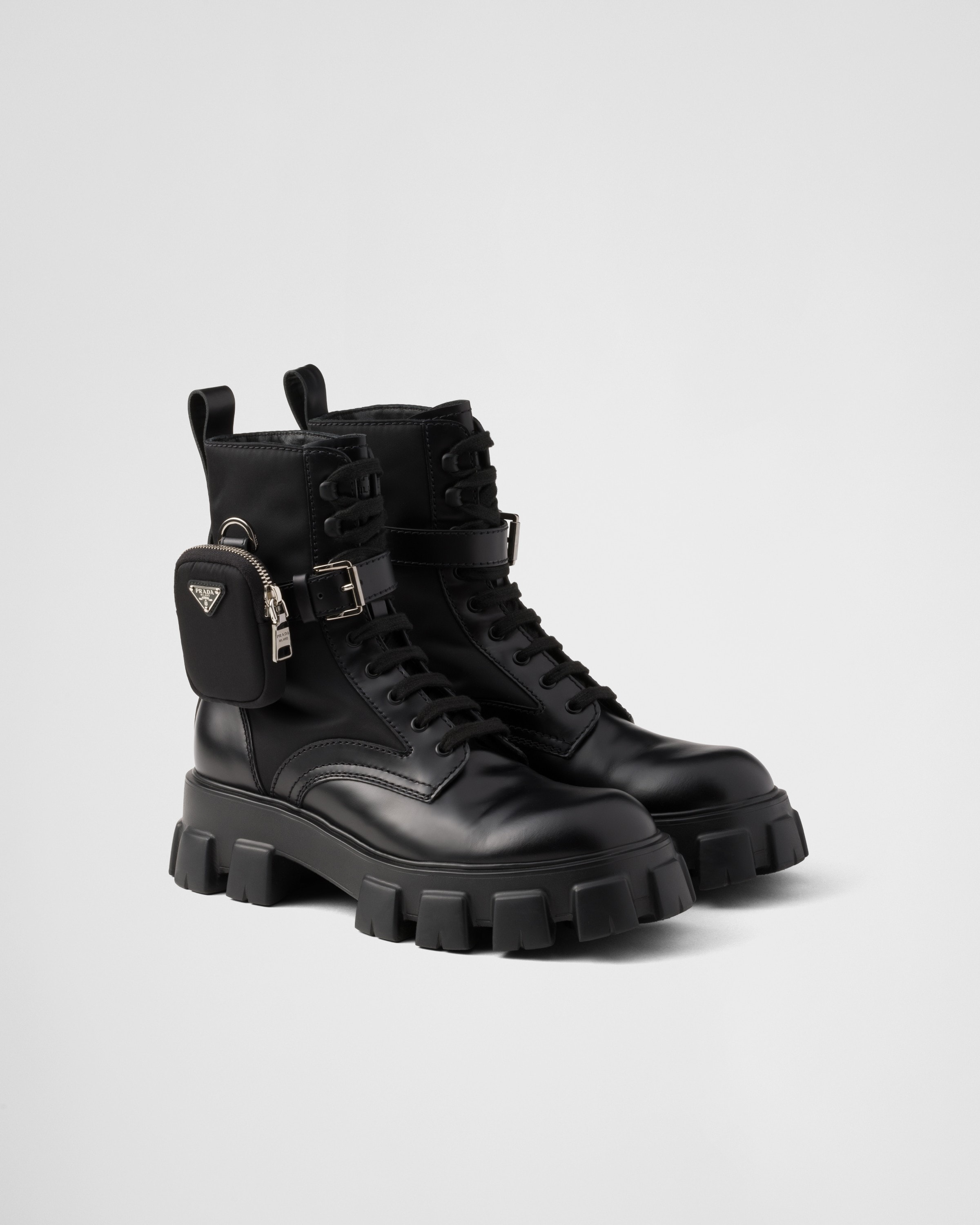 ブラック プラダ モノリス ポーチ付 ブラッシュドレザーX Re-nylon