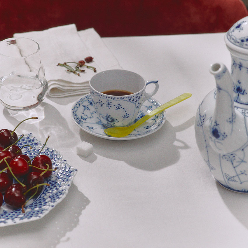 ブルーフルーテッド ハーフレース コーヒーポット|ロイヤル