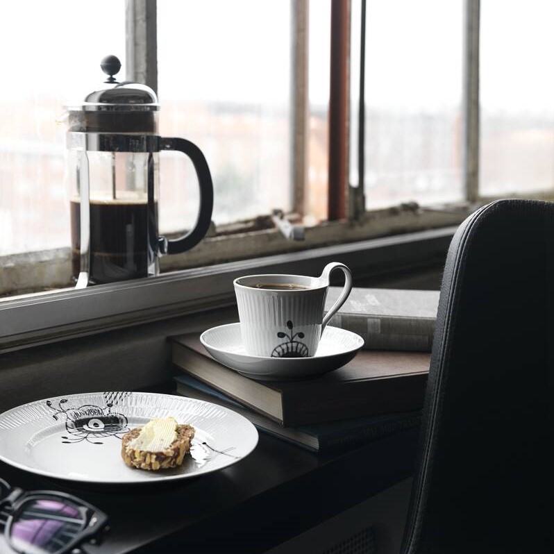 ブラックフルーテッド メガ ハイハンドルカップ&ソーサー 240ml