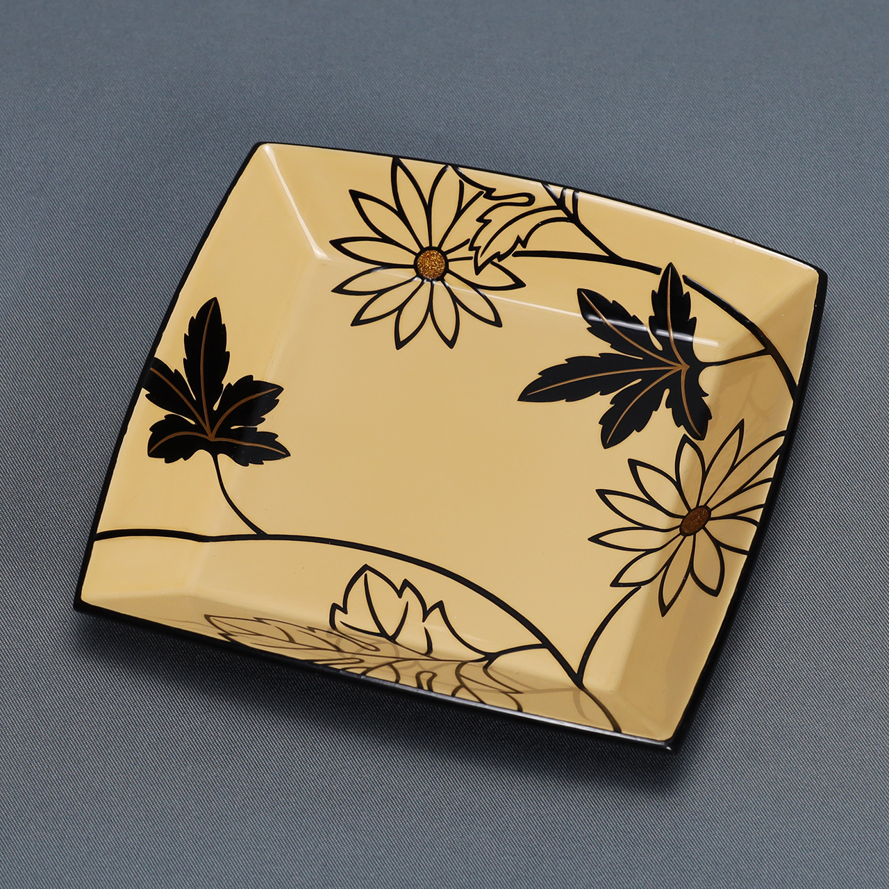 皿・茶托 | WORKS | 輪島塗の老舗 輪島屋善仁 | Wajimaya Zenni