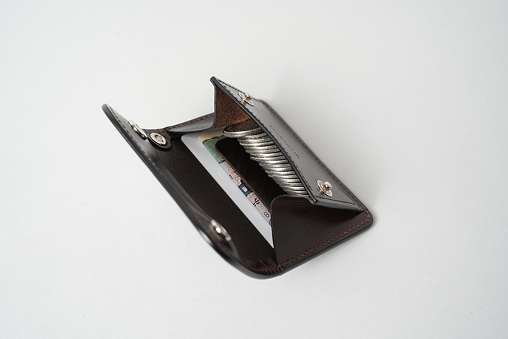 多機能コインケース・SADDLE PULL UP TONGUE (EYELET)についてのお話