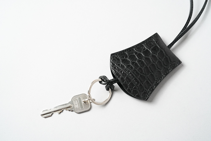 クロコダイルで包み込むキークロシェット | WILDSWANS(ワイルド