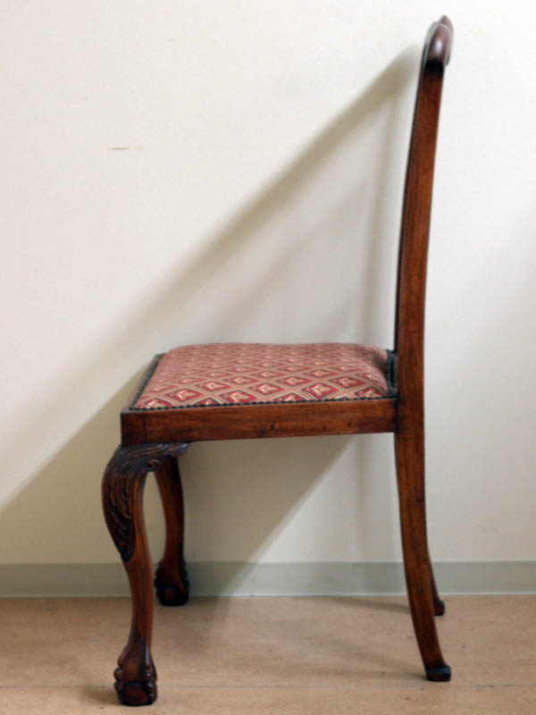 マホガニー ボール＆クロウ（ball and claw） レッグ チェア です。