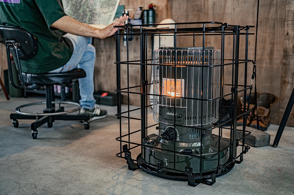 自衛隊仕様を再現した対流形石油ストーブ『宿営暖房I型』の先行予約