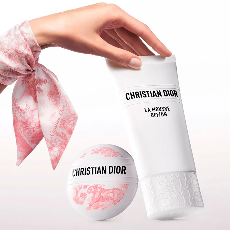 Dior（ディオール）〉から、限定デザインのトワル ドゥ ジュイを纏った