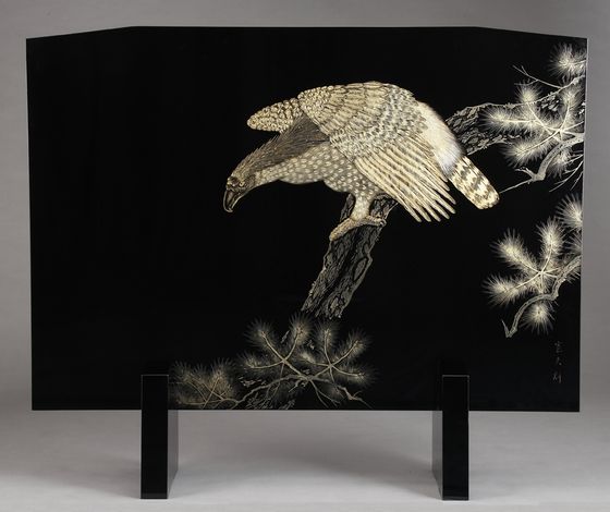 衝立 松に鷹沈金は、勇壮な鷹の姿に見入ってしまうほどの迫力と美しさ