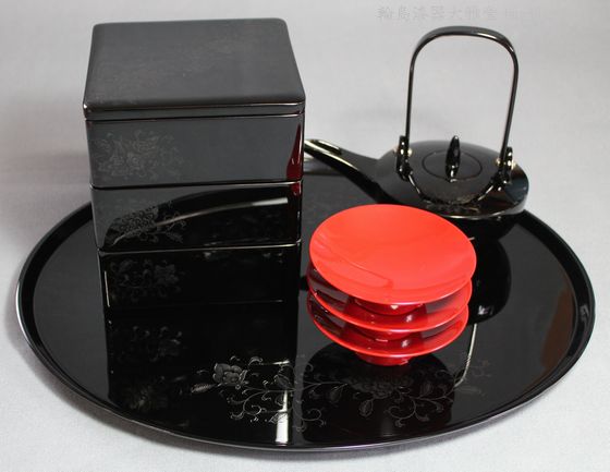 屠蘇器重箱揃い 黒・唐草沈黒 660,000円（税込） | 輪島塗の塗師屋