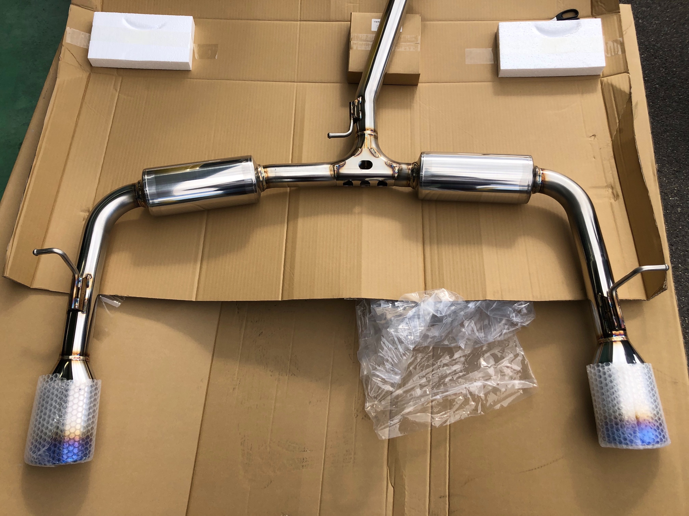 60ハリアーにガナドールヴァーテックスチタンテールマフラー取り付け