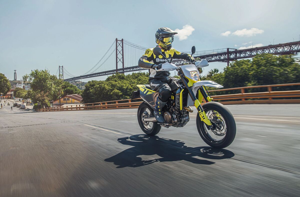 701 Supermoto／Enduro成約特典｜アクラポビッチマフラーがもらえる