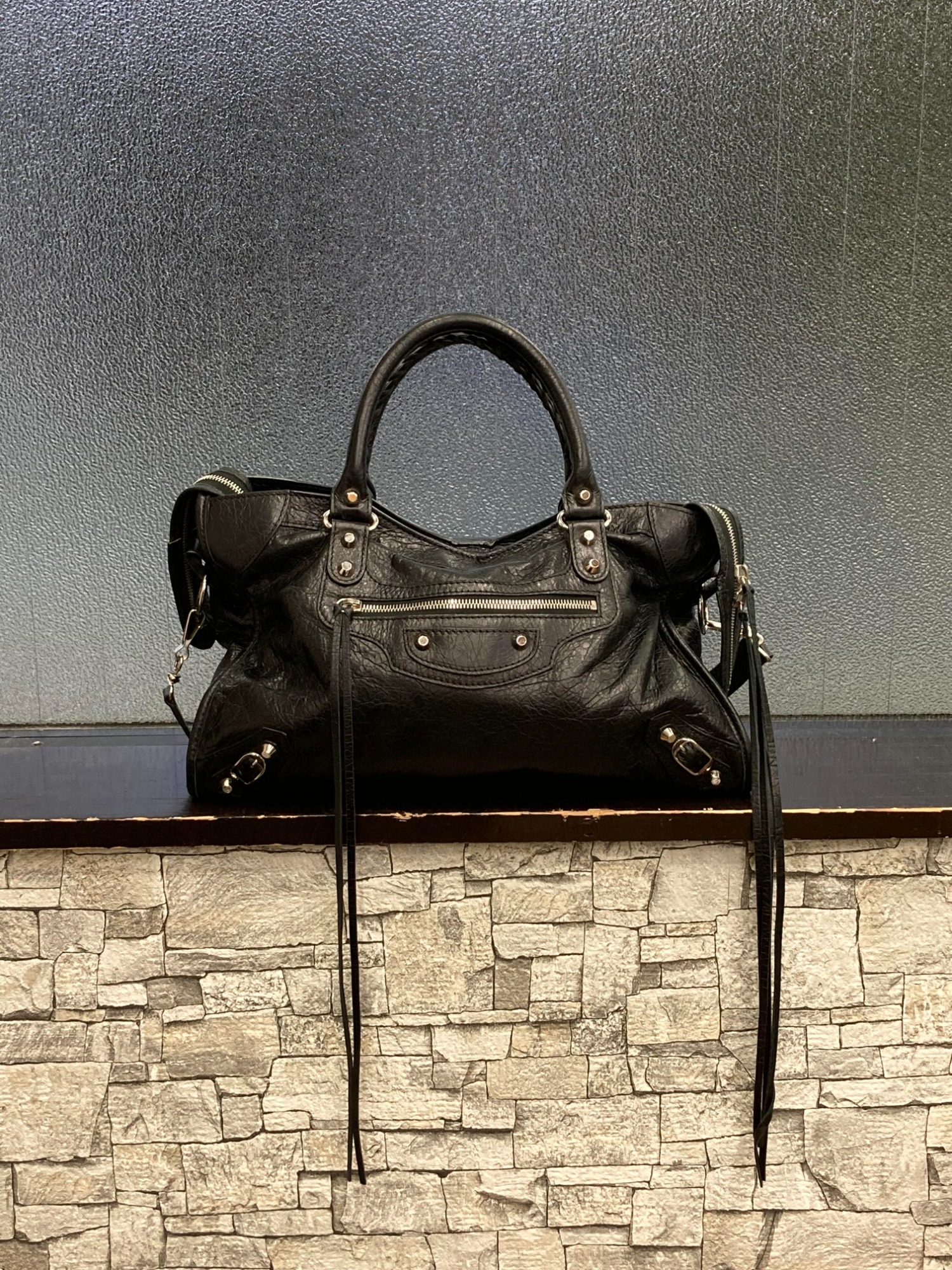 BALENCIAGA/バレンシアガ】より、ザ・シティ 2wayハンドバッグが二点
