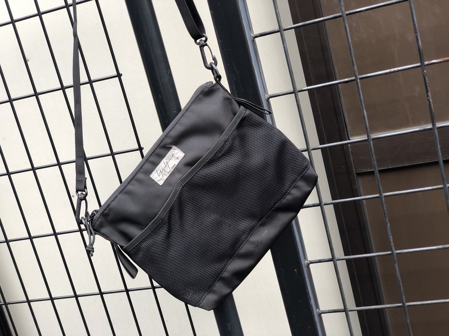YOHJI YAMAMOTO×New Era/ヨウジヤマモト×ニューエラ】よりサコッシュの