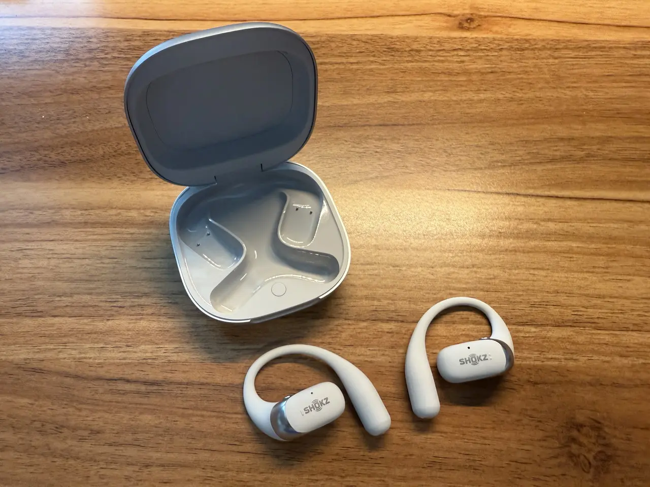 Shokz OpenFit 2+ 発売｜Dolby Audioとワイヤレス充電対応、OpenFit 2