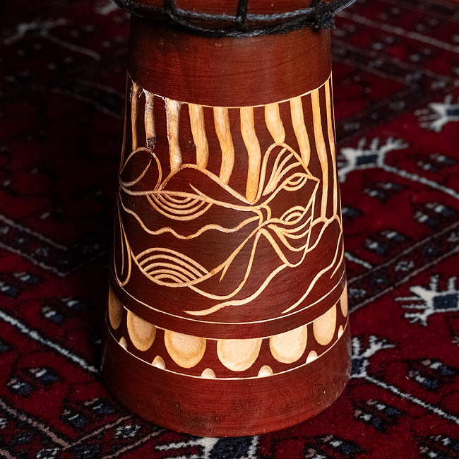 高さ：約40cm〕木彫りされた立体感ある模様が魅力的なジャンベ｜バリ島