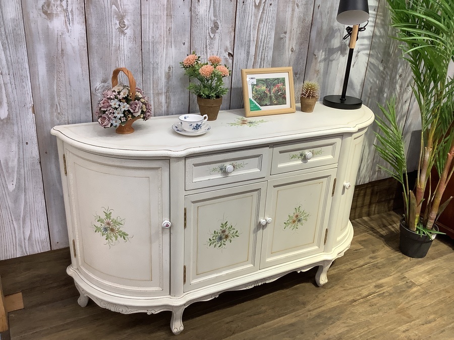 姫系家具】エレガントなロココ調デザインのキャビネットが入荷しました