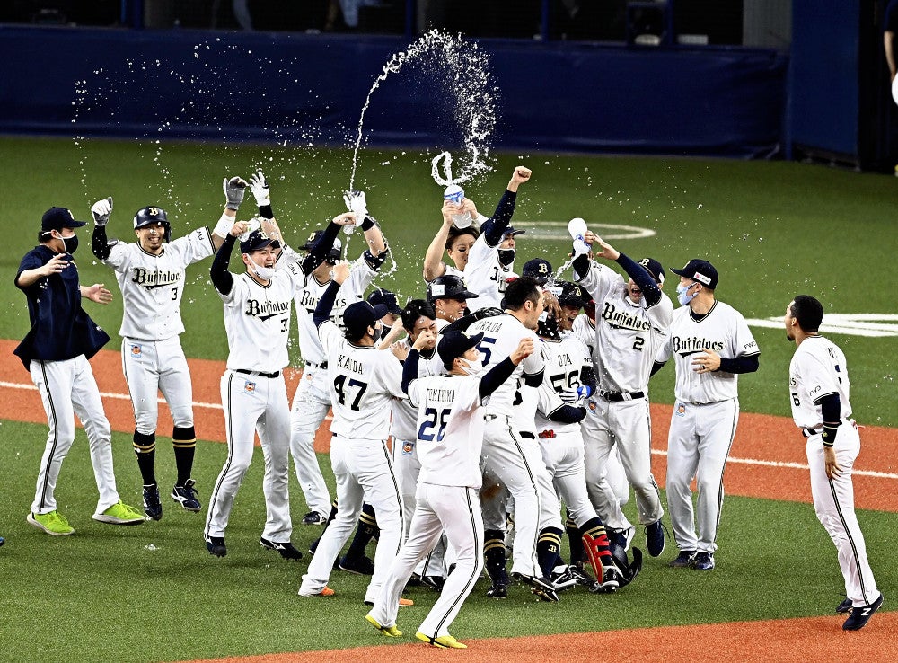 ヤクルトが6年ぶり、オリックスは25年ぶりに日本シリーズ進出