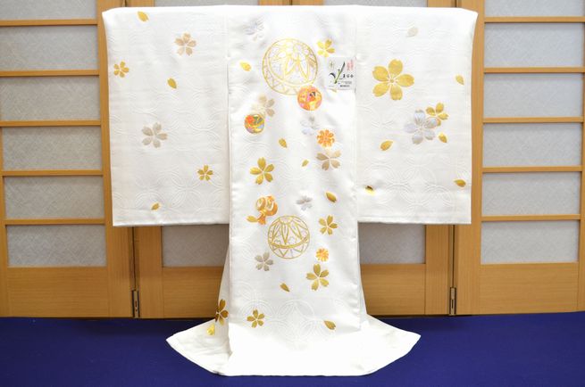 お宮参り 赤ちゃん着物 女の子 産着 金駒刺繍 手鞠 桜 金銀彩 白地 om