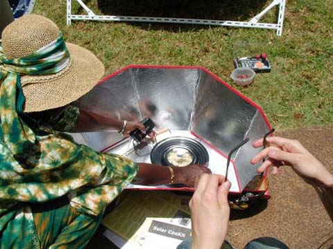 ソーラークッカーで太陽熱調理