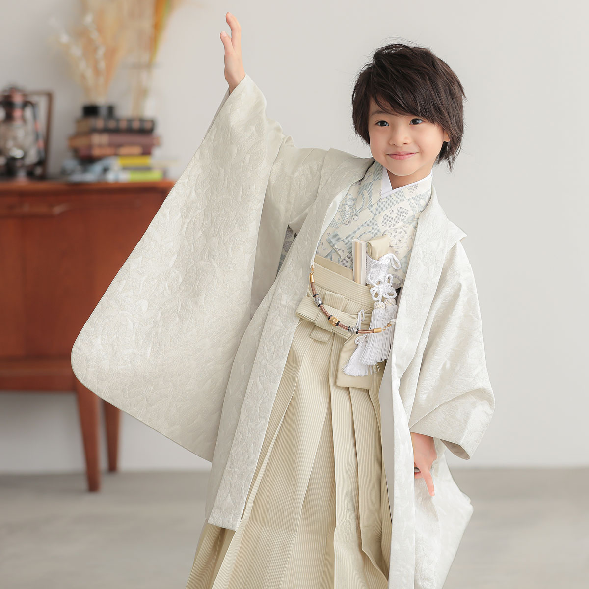 男児袴：BY185 【五歳】白 フラワーxベージュ縞 七五三男児袴レンタル