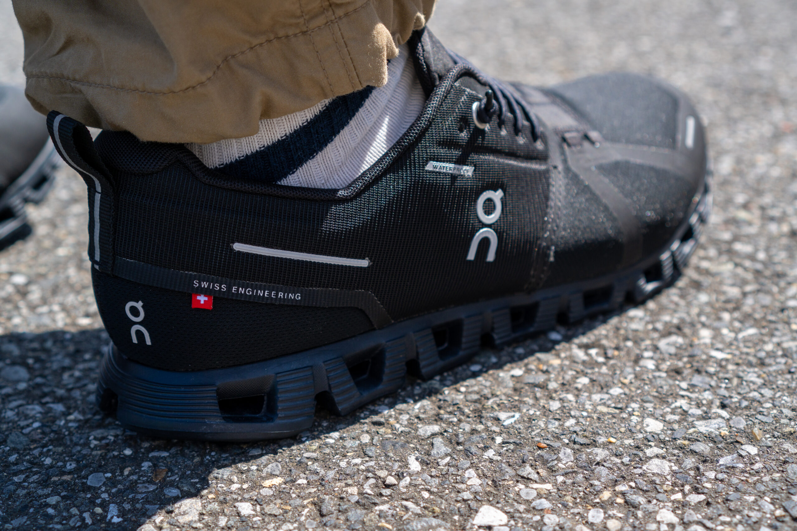 On Cloud5 Waterproof レビュー】台風の日でも靴下を守れるか履いて