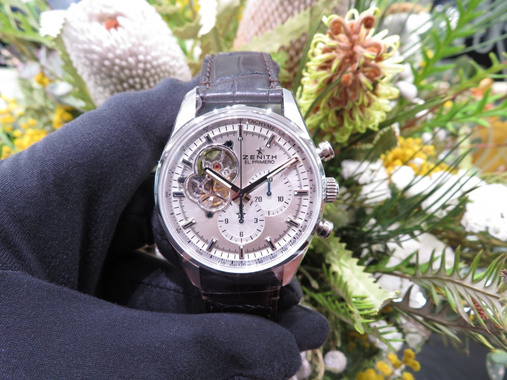 綺麗なシルバーダイヤルからZENITHが誇るエル・プリメロがちらり。エル